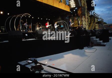 Ron Wood, Keith Richards und Mick Jagger (rechts) als Frontmann der Band Rolling Stones live bei einem Konzert in Hannover, Deutschland 1990. Stockfoto