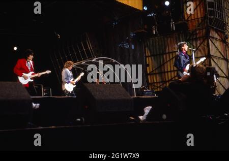 Ron Wood, Keith Richards und Mick Jagger (rechts) als Frontmann der Band Rolling Stones live bei einem Konzert in Hannover, Deutschland 1990. Stockfoto