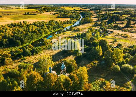 Martinovo, Beschenkowitschski Bezirk, Witebsk Gebiet, Weißrussland. Dorf Stadtbild Skyline Im Herbst Sonniger Abend. Vogelperspektive auf die Kirche der Stockfoto