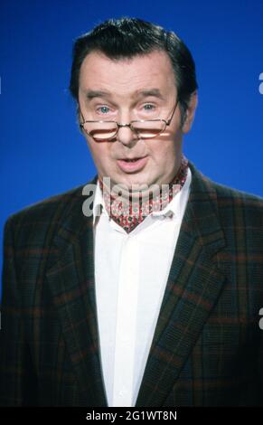 Ernst H. Hilbich beim Erstellen eines Werbespots für die ARD Fernsehlotterie 'ein Platz an der Sonne', Deutschland 1987. Stockfoto