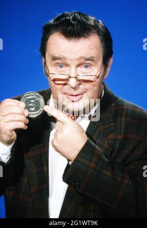 Ernst H. Hilbich beim Erstellen eines Werbespots für die ARD Fernsehlotterie 'ein Platz an der Sonne', Deutschland 1987. Stockfoto