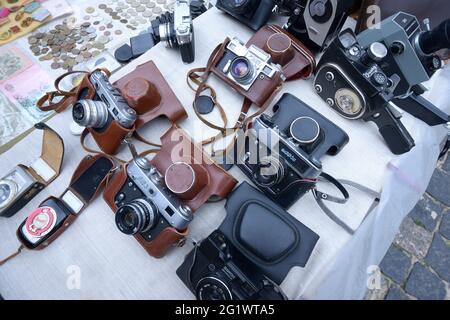 Vintage hergestellt in der UdSSR Fotokameras auf einem Tablett zum Verkauf platziert. Flohmarkt. Stockfoto