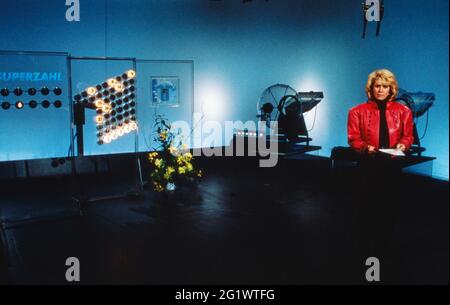 Karin Tietze Ludwig, deutsche Lottofee, im Fernsehstudio, Deutschland 1992. Stockfoto