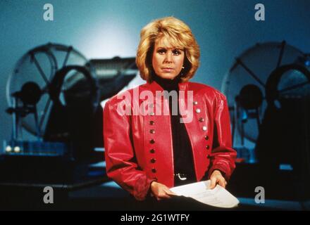 Karin Tietze Ludwig, deutsche Lottofee, im Fernsehstudio, Deutschland 1992. Stockfoto