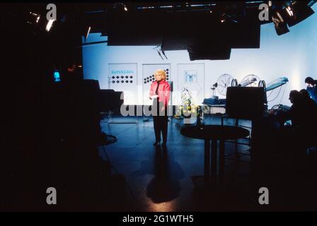 Karin Tietze Ludwig, deutsche Lottofee, im Fernsehstudio, Deutschland 1992. Stockfoto