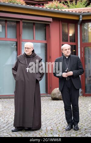 Köln, Deutschland. Juni 2021. Die Apostolischen Visitatoren anders Arborelius (l.) und Hans van den Hende stehen vor dem Maternushaus. Als Bevollmächtigte von Papst Franziskus sollen sie die Arbeit von Erzbischof Woelki von Köln untersuchen. Es wird erwartet, dass sie bis Mitte des Monats in Köln bleiben und anschließend einen vertraulichen Abschlussbericht erstellen werden. Quelle: Marius Becker/dpa/Alamy Live News Stockfoto