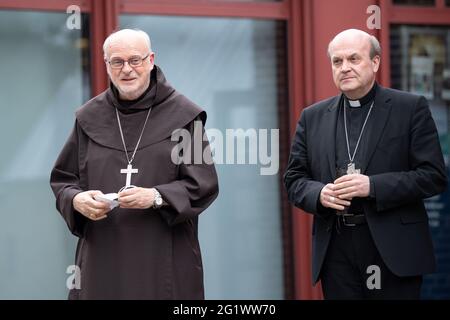 Köln, Deutschland. Juni 2021. Die Apostolischen Visitatoren anders Arborelius (l.) und Hans van den Hende stehen vor dem Maternushaus. Als Bevollmächtigte von Papst Franziskus sollen sie die Arbeit von Erzbischof Woelki von Köln untersuchen. Es wird erwartet, dass sie bis Mitte des Monats in Köln bleiben und anschließend einen vertraulichen Abschlussbericht erstellen werden. Quelle: Marius Becker/dpa/Alamy Live News Stockfoto