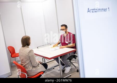 Hannover, Deutschland. Juni 2021. Linda Thiele, eine Mitarbeiterin der Versicherungsgesellschaft, berichtet über ihre erste Corona-Impfung. Eine Impfinitiative der Hannoveraner Versicherer beginnt mit Corona-Impfungen. Eingeladen waren Mitarbeiter aus neun Versicherungsgruppen. Quelle: Moritz Frankenberg/dpa/Alamy Live News Stockfoto