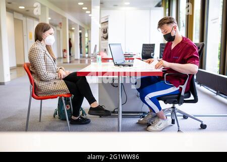 Hannover, Deutschland. Juni 2021. Linda Thiele, Mitarbeiterin der Versicherungsgesellschaft, berichtet über ihre erste Corona-Impfung mit dem BioNTech/Pfizer-Impfstoff. Eine Impfinitiative der in Hannover ansässigen Versicherer startete mit Corona-Impfungen. Eingeladen waren Mitarbeiter aus neun Versicherungsgruppen. Quelle: Moritz Frankenberg/dpa/Alamy Live News Stockfoto