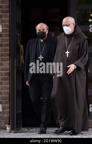 Köln, Deutschland. Juni 2021. Die Apostolischen Visitatoren anders Arborelius (r) und Hans van den Hende kommen vor das Maternushaus. Sie sollen die Arbeit von Erzbischof Woelki von Köln als Bevollmächtigte von Papst Franziskus untersuchen. Es wird erwartet, dass sie bis Mitte des Monats in Köln bleiben und anschließend einen vertraulichen Abschlussbericht erstellen werden. Quelle: Marius Becker/dpa/Alamy Live News Stockfoto