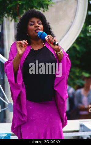 ZDF Fernsehgarten, Sonntagsunterhaltung aus dem Garten des ZDF in Mainz, Sendung vom 14. Juni 1992, Gaststar: Gloria Gaynor Stockfoto