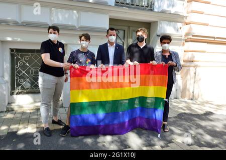 Wien, Österreich. Juni 2021. Rahlgasse mit Gesundheitsminister Wolfgang Mückstein (3. Von L) die Regenbogenflagge heben. Quelle: Franz Perc / Alamy Live News Stockfoto