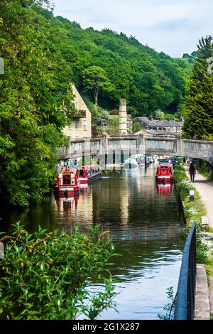 Auf dem Rochdale-Kanal vertäuten schmale Boote. Stockfoto