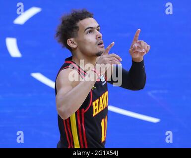 Philadelphia, USA. Juni 2021. Die Atlanta Hawks-Wache Trae Young reagiert während der ersten Spielperiode gegen die Philadelphia 76er in einem NBA-Basketballspiel der zweiten Runde der Eastern Conference am Sonntag, den 6. Juni 2021 in Philadelphia. (Foto von Curtis Compton/Atlanta Journal-Constitution/TNS/Sipa USA) Quelle: SIPA USA/Alamy Live News Stockfoto