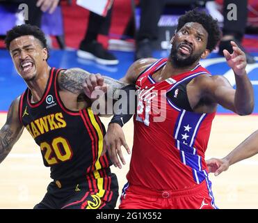 Philadelphia, USA. Juni 2021. Atlanta Hawks Stürmer John Collins und Philadelphia 76ers Center Joel Embiid kämpfen in einem NBA Second Round Eastern Conference Playoff-Basketballspiel am Sonntag, den 6. Juni 2021, in Philadelphia um einen Rebound unter dem Korb. (Foto von Curtis Compton/Atlanta Journal-Constitution/TNS/Sipa USA) Quelle: SIPA USA/Alamy Live News Stockfoto