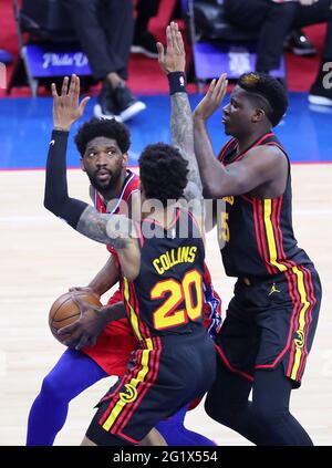 Philadelphia, USA. Juni 2021. Atlanta Hawks vorne John Collins und Mitte Clint Capela (rechts) Doppelteam Philadelphia 76ers Mitte Joel Embiid während des ersten Quartals in einem NBA zweite Runde Eastern Conference Playoff-Basketballspiel am Sonntag, 6. Juni 2021, in Philadelphia. (Foto von Curtis Compton/Atlanta Journal-Constitution/TNS/Sipa USA) Quelle: SIPA USA/Alamy Live News Stockfoto