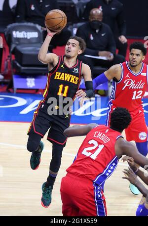 Philadelphia, USA. Juni 2021. Atlanta Hawks Wache Trae Young geht in den Korb für zwei Punkte an Philadelphia 76ers Center Joel Embiid und Stürmer Tobias Harris während der zweiten Hälfte in einem NBA zweite Runde Eastern Conference Playoff-Basketballspiel am Sonntag, 6. Juni 2021, in Philadelphia vorbei. (Foto von Curtis Compton/Atlanta Journal-Constitution/TNS/Sipa USA) Quelle: SIPA USA/Alamy Live News Stockfoto