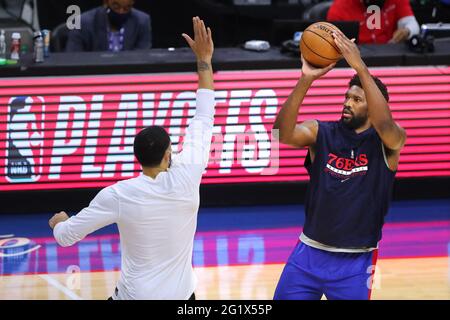 Philadelphia, USA. Juni 2021. Der 76er von Philadelphia, Joel Embiid, der ein verletztes rechtes Knie hat, erwärmt sich, bevor er am Sonntag, den 6. Juni 2021, in Philadelphia in einem NBA-Basketballspiel der zweiten Runde der Eastern Conference spielt. (Foto von Curtis Compton/Atlanta Journal-Constitution/TNS/Sipa USA) Quelle: SIPA USA/Alamy Live News Stockfoto