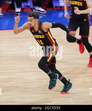 Philadelphia, USA. Juni 2021. Die Atlanta Hawks-Wache Trae Young reagiert auf das Schlagen eines Dreipunkters gegen die Philadelphia 76er im ersten Quartal in einem Basketball-Playoff-Spiel der NBA in der zweiten Runde der Eastern Conference am Sonntag, 6. Juni 2021 in Philadelphia. (Foto von Curtis Compton/Atlanta Journal-Constitution/TNS/Sipa USA) Quelle: SIPA USA/Alamy Live News Stockfoto