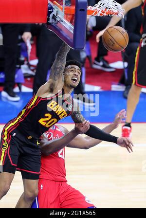 Philadelphia, USA. Juni 2021. Atlanta Hawks Stürmer John Collins schlägt für zwei und zieht das Foul aus Philadelphia 76ers Zentrum Joel Embiid auf einem lob Pass in den Korb von Trae Young während der letzten Sekunden eines 128-124 Hawks Sieg in einem NBA zweite Runde Eastern Conference Playoff-Basketballspiel am Sonntag, 6. Juni 2021 in Philadelphia. (Foto von Curtis Compton/Atlanta Journal-Constitution/TNS/Sipa USA) Quelle: SIPA USA/Alamy Live News Stockfoto