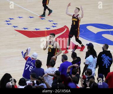 Philadelphia, USA. Juni 2021. Der Atlanta Hawks-Wächter Bogan Bogdanovic (links) sagt der Menge, ruhig zu sein, als er auf einen Dreier-Zeiger trifft, während Teamkollege Kevin Huerter (rechts) die drei signalisiert, während die Fans der Philadelphia 76ers in der letzten Minute eines 128-124-Hawks-Sieges in Spiel eins der zweiten NBA-Runde Eastern auf sie schauen Konferenz Playoff-Basketballspiel am Sonntag, 6. Juni 2021, in Philadelphia. (Foto von Curtis Compton/Atlanta Journal-Constitution/TNS/Sipa USA) Quelle: SIPA USA/Alamy Live News Stockfoto