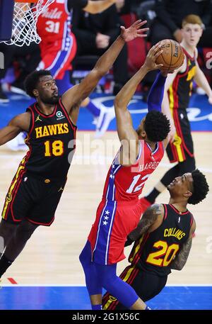 Philadelphia, USA. Juni 2021. Atlanta Hawks Forward Solomon Hill blockiert einen Schuss von Tobias Harris aus Philadelphia, einem 76er-Stürmer, und John Collins hilft bei der Verteidigung in einem NBA-Basketballspiel der zweiten Runde der Eastern Conference am Sonntag, dem 6. Juni 2021 in Philadelphia. (Foto von Curtis Compton/Atlanta Journal-Constitution/TNS/Sipa USA) Quelle: SIPA USA/Alamy Live News Stockfoto