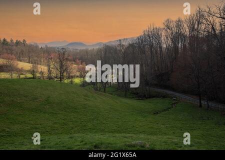 Sonnenuntergang über der Landschaft von North Carolina mit einer kurvenreichen Landstraße Stockfoto