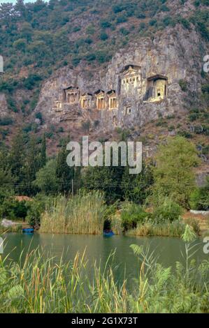 Kaunos - Ruinen der antiken Stadt in Anatolien, Türkei. Sechs Felsengräber am Fluss Dalyan (4. – 2. Jahrhundert v. Chr.) außerhalb der Kaunos-Stätte. Archivscan von einem Dia. Oktober 1985. Stockfoto