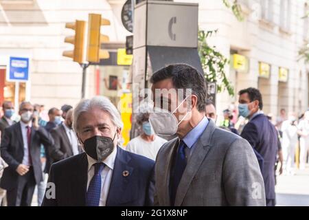 Barcelona, Spanien. Juni 2021. Pedro Sanchez, Präsident der spanischen Regierung, wird beim Gebäude der Nationalen Arbeitsförderung Kataloniens vom Präsidenten des Arbeitgebers, Josep Sanchez Llibre, empfangen. Pedro Sanchez hat Barcelona am Montag besucht, um an der Feier des 250. Jahrestages der Nationalen Arbeitsförderung Kataloniens teilzunehmen, die zum ersten Mal seit der Amtseinführung des katalanischen Präsidenten am 21. Mai mit dem Präsidenten der Generalitat von Katalonien, Pere Aragones, zusammentrat. Quelle: SOPA Images Limited/Alam Stockfoto