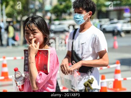 Stadt Fuyang, China. Juni 2021. Schüler, die in den Prüfungsraum gehen, um an der Mathematikprüfung im Prüfungszentrum der Fuyang Mittelschule Nr. 2 teilzunehmen. Die Aufnahmeprüfung für die chinesische Hochschule begann 2021. In diesem Jahr haben sich 10.78 Millionen Menschen für die Aufnahmeprüfung der nationalen Hochschule angemeldet, ein Rekordhoch. (Foto von Sheldon†Cooper†/ SOPA Images/Sipa USA) Quelle: SIPA USA/Alamy Live News Stockfoto