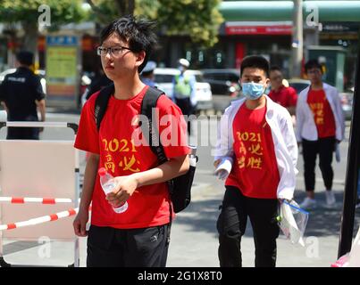 Stadt Fuyang, China. Juni 2021. Schüler in roten T-Shirts sahen im Prüfungszentrum der Mittelschule Nr. 2 in Fuyang spazieren gehen. Die Aufnahmeprüfung für die chinesische Hochschule begann 2021. In diesem Jahr haben sich 10.78 Millionen Menschen für die Aufnahmeprüfung der nationalen Hochschule angemeldet, ein Rekordhoch. (Foto von Sheldon†Cooper†/ SOPA Images/Sipa USA) Quelle: SIPA USA/Alamy Live News Stockfoto