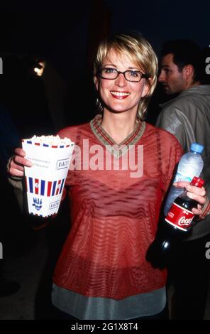 Ulla Kock am Brink mit Snacks bei der Premiere des Films 'I Love You Baby' auf Mallorca, Spanien 2000. Stockfoto