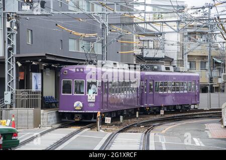 KYOTO., JAPAN - 12. Dez 2019: Kyoto, Japan - 26. Nov 2019: Straßenbahn im Retro-Stil der Randen Kitano Line, die den Bahnhof Tenjingawa in Kyoto anfährt. Stockfoto