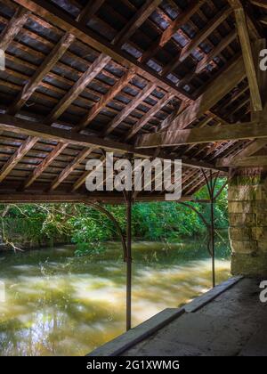 Innenraum des alten Bootshauses auf dem Fluss Indre - Beaulieu-lès-Loches, Indre-et-Loire (37), Frankreich. Stockfoto