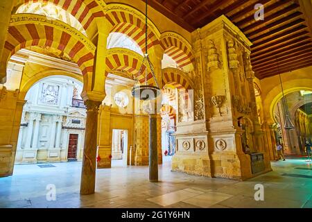 CORDOBA, SPANIEN - SEP 30, 2019: Die Hypostyle-Halle von Mezquita-Catedral verfügt über wunderschöne maurische Doppelbögen, die von alten römischen Steinbögen unterstützt werden Stockfoto