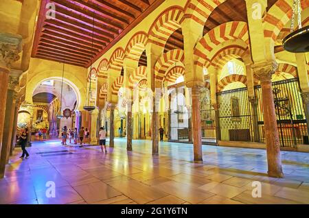 CORDOBA, SPANIEN - 30. SEPTEMBER 2019: Das erhaltene Innere der Mezquita-Kathedrale (Moschee-Kathedrale) mit Doppelarkaden im maurischen Stil, antiken Säulen, C Stockfoto