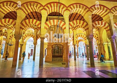 CORDOBA, SPANIEN - SEP 30, 2019: Die historische Hypostyle-Halle von Mezquita-Catedral (Moschee-Kathedrale) enthält katholische Kapellen, die in die Wände integriert sind Stockfoto