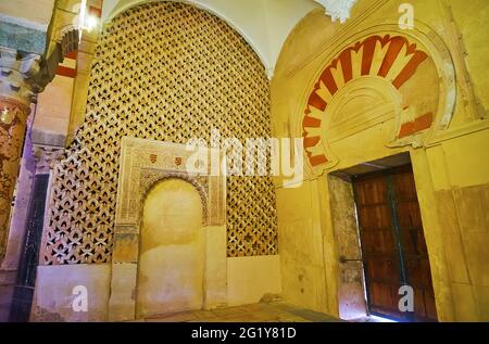 CORDOBA, SPANIEN - SEP 30, 2019: Die erhaltenen mittelalterlichen <oorish Dekorationen - Hufeisenbogen, Schnitzereien und Arabesken der Villaviciosa Kapelle von Mezquita Stockfoto