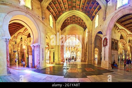 CORDOBA, SPANIEN - SEP 30, 2019: Panorama der mittelalterlichen Kapelle Villaviciosa von Mezquita mit ihrem beeindruckenden geschnitzten Holzgewölbe, dem komplexen maurischen Bogen Stockfoto