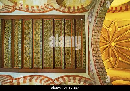 CORDOBA, SPANIEN - SEP 30, 2019: Die restaurierte Holzdecke der mittelalterlichen Mezquita (große Moschee) mit feinen vergoldeten islamischen Mustern, ist es nebenan Stockfoto