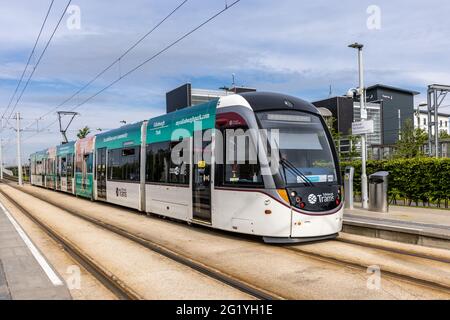 An einem sonnigen Tag befindet sich an einer Straßenbahnhaltestelle im Edinburgh Park eine Straßenbahn der Marke Edinburgh Park Stockfoto