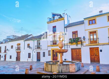 Der alte Brunnen Fuente del Potro, geschmückt mit einem kleinen colt, der das Stadtwappen hält, befindet sich auf dem Potro-Platz in Cordoba, Spanien Stockfoto