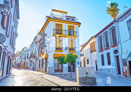 CORDOBA, SPANIEN - 30. SEPTEMBER 2019: Die traditionellen weißen Häuser entlang der Calle Cardenal Gonzalez, am 30. September in Cordoba Stockfoto