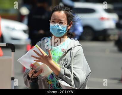 Stadt Fuyang, China. Juni 2021. Ein Student geht in den Prüfungsraum, um an der Mathematikprüfung am Prüfungsort der Fuyang Mittelschule Nr. 2 teilzunehmen. Die Aufnahmeprüfung für die chinesische Hochschule begann 2021. In diesem Jahr haben sich 10.78 Millionen Menschen für die Aufnahmeprüfung der nationalen Hochschule angemeldet, ein Rekordhoch. Kredit: SOPA Images Limited/Alamy Live Nachrichten Stockfoto