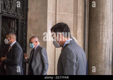 Barcelona, Spanien. Juni 2021. Pedro Sanchez, Präsident der spanischen Regierung, sah die Ankunft im Gebäude der Nationalen Arbeitsförderung Kataloniens.der Präsident der spanischen Regierung, Pedro Sanchez, hat Barcelona am Montag besucht, um an der Feier des 250. Jahrestages der Nationalen Arbeitsförderung Kataloniens teilzunehmen. Zum ersten Mal seit der Amtseinführung des katalanischen Präsidenten am 21. Mai mit dem Präsidenten der Generalitat von Katalonien, Pere Aragones, zusammentreffen. (Foto von Thiago Prudencio/SOPA Images/Sipa USA) Quelle: SIPA USA/Alamy Live News Stockfoto