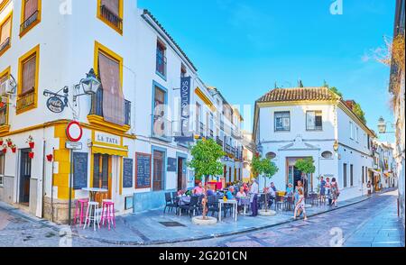 CORDOBA, SPANIEN - 30. SEPTEMBER 2019: Das kleine Café im Freien in der alten Cardenal Gonzalez Straße, gesäumt von mittelalterlichen Stadthäusern, am 30. September in Co Stockfoto