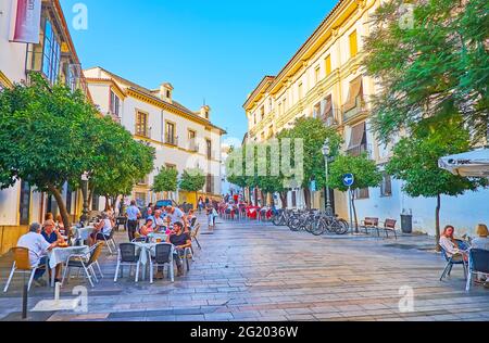 CORDOBA, SPANIEN - 30. SEPTEMBER 2019: Der Platz Plaza Agrupacion de Cofradias ist ein schöner Ort, um sich zu entspannen und am September Zeit in einem lokalen Café im Freien zu verbringen Stockfoto