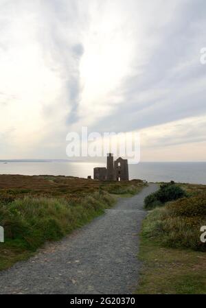 Wheal Coates Zinn Mine, Stanz- und Winding Engine Houses bei Sonnenuntergang. UNESCO-Weltkulturerbe. St. Agnes, North Cornwall, Großbritannien. Stockfoto