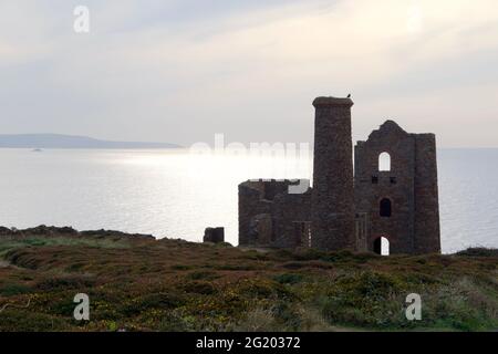 Wheal Coates Zinn Mine, Stanz- und Winding Engine Houses bei Sonnenuntergang. UNESCO-Weltkulturerbe. St. Agnes, North Cornwall, Großbritannien. Stockfoto