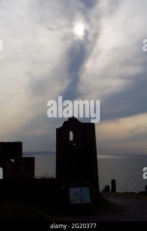 Wheal Coates Zinn Mine, Stanz- und Winding Engine Houses. UNESCO-Weltkulturerbe. Silhouetten bei Dämmerung. St. Agnes, North Cornwall, Großbritannien. Stockfoto